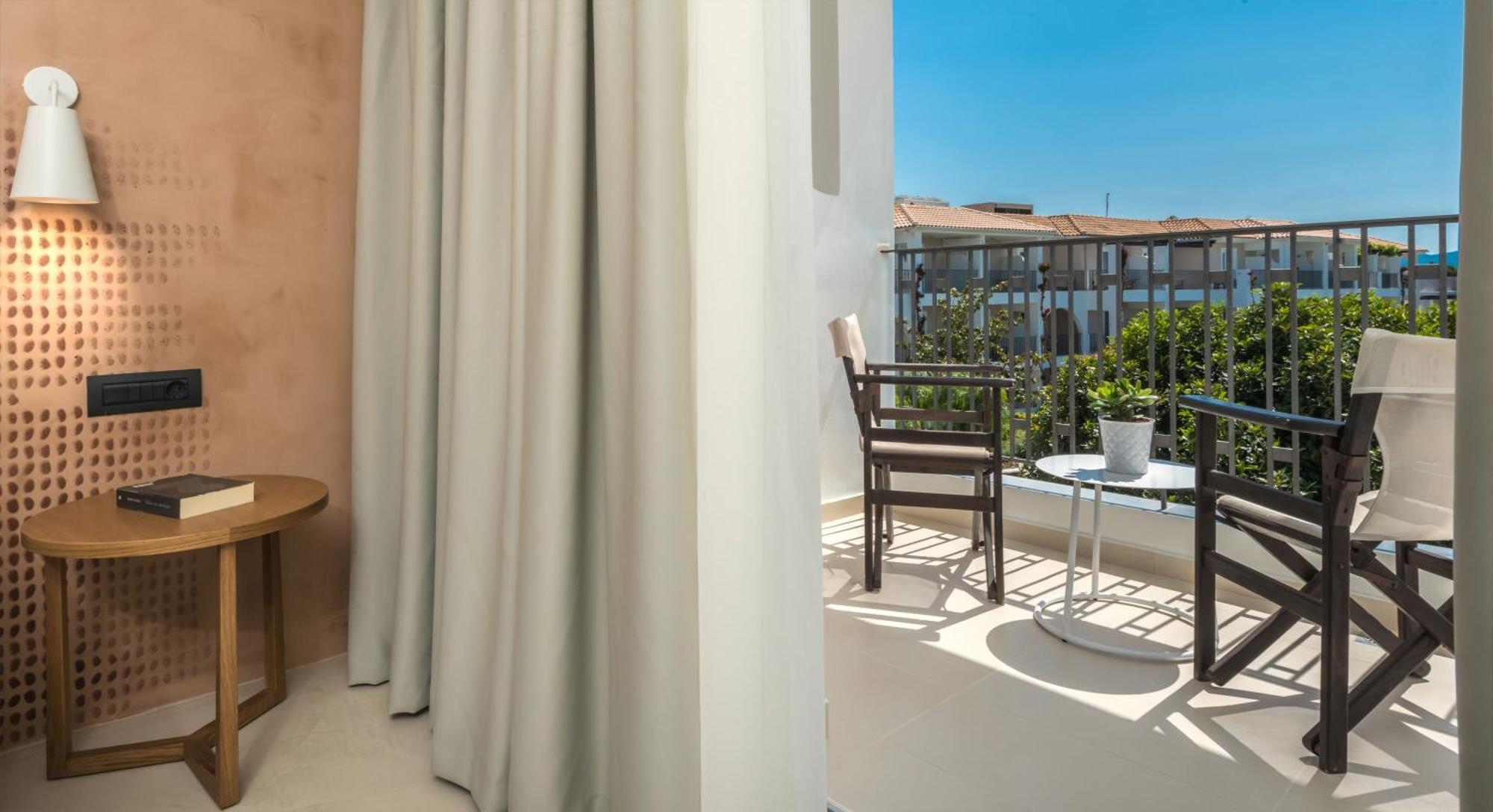 Bitzaro Grande Hotel & Suites Kalamaki  Bilik gambar